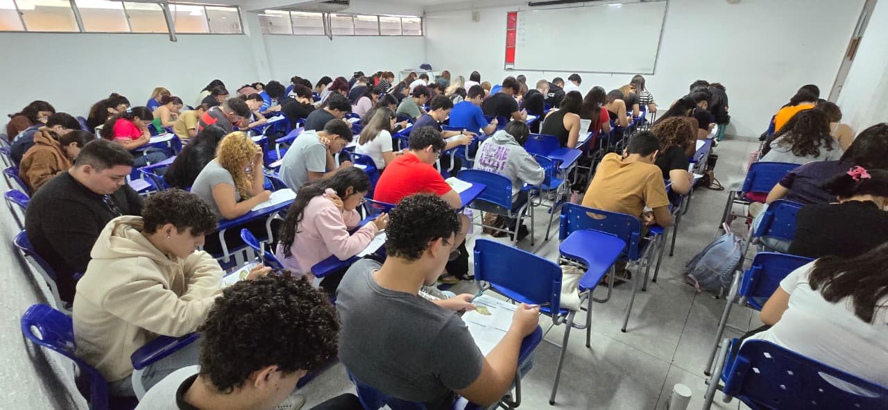 Turma realizando o simulado completo do primeiro dia do ENEM